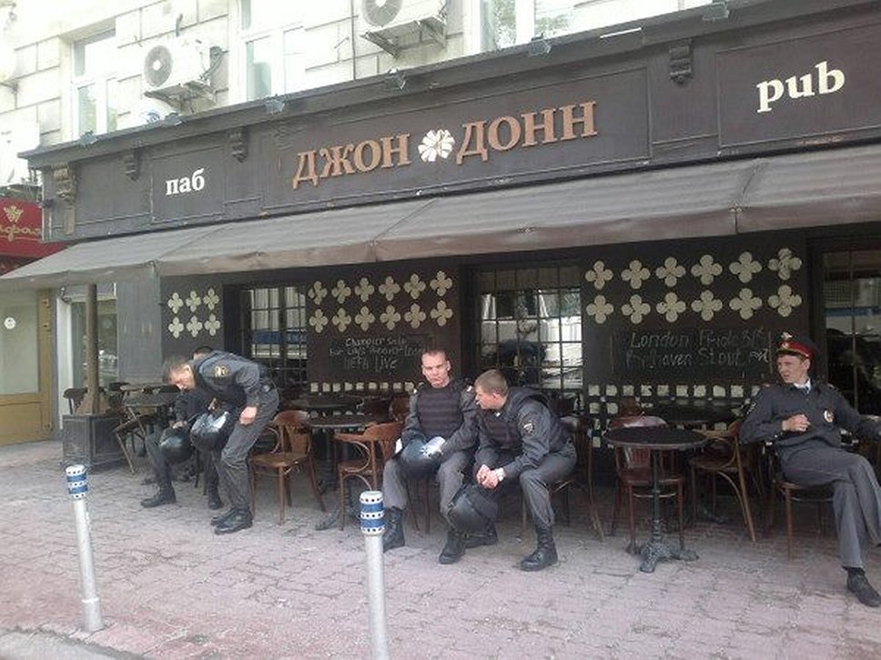 Инаугурация Владимира Путина. 7 мая 2012 года. Сотрудники правоохранительных органов после зачистки улиц Москвы 