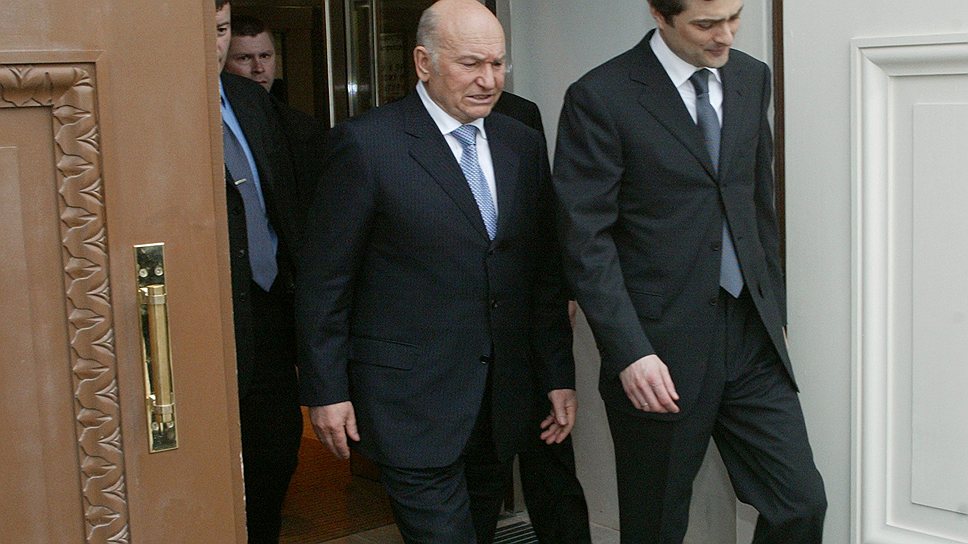 Экс-мэр Москвы Юрий Лужков (слева) и бывший заместитель главы администрации президента России Владислав Сурков