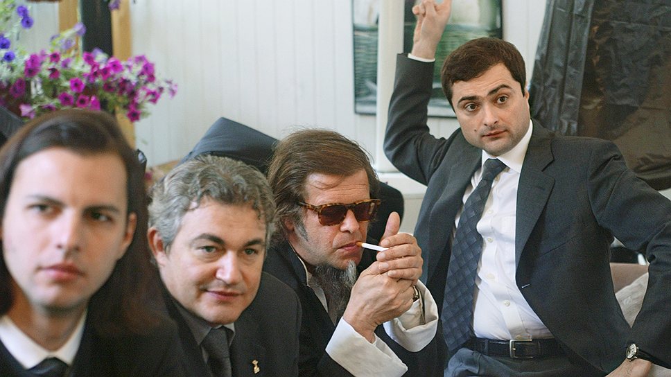 Слева направо: главный дирижер Новосибирского государственного академического театра оперы и балета Теодор Курентзис, телеведущий Дмитрий Дибров, лидер группы "Аквариум" Борис Гребенщиков и бывший заместитель главы администрации президента России Владислав Сурков