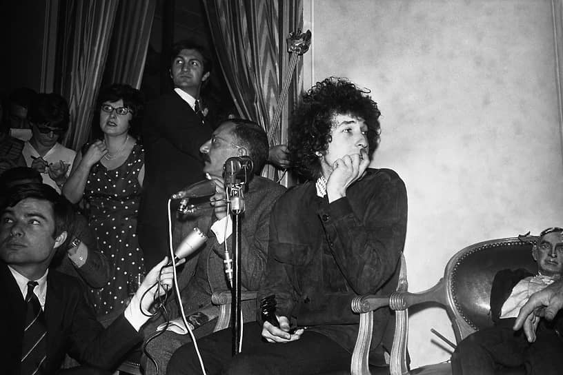 В феврале 1962 года вышел дебютный альбом «Bob Dylan», который состоял в основном из перепевок песен классического фолк- и блюз-репертуара. Собственных песен Дилана в нем было только две. «The Freewheelin Bob Dylan» — второй альбом Боба Дилана, полный протестных песен с политическим подтекстом. Он стал культовым среди поклонников фолк-музыки