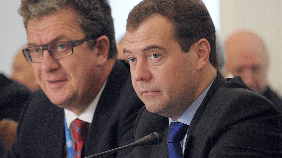 Сергей Приходько (слева) и председатель правительства России Дмитрий Медведев
