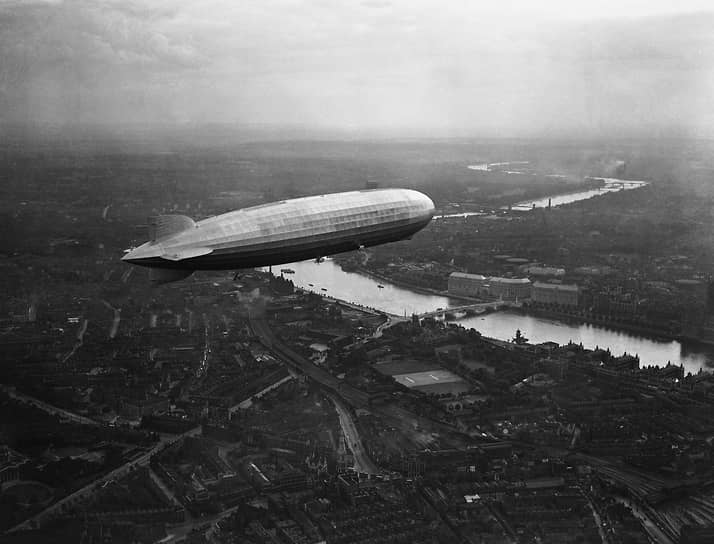В 1928 году произошло первое в истории кругосветное путешествие на дирижабле. Немецкий «Граф Цепеллин» на тот момент являлся крупнейшим и наиболее передовым дирижаблем в мире  На фото: «Граф Цеппелин» в небе над Лондоном 