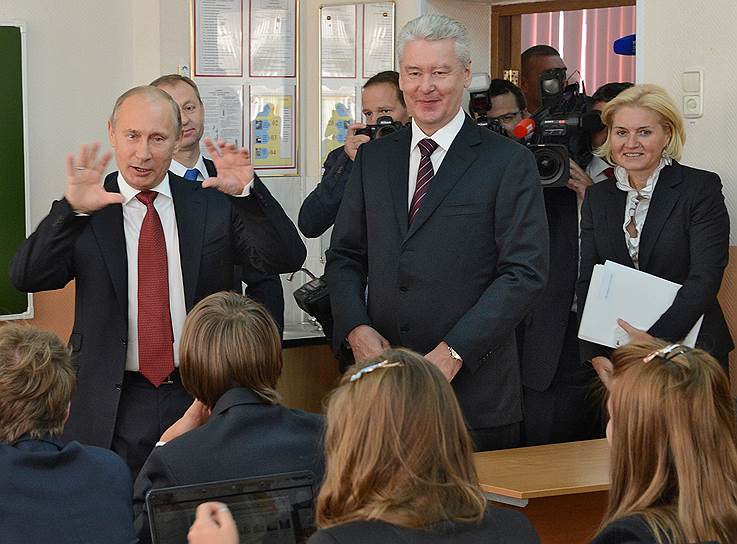 Президент России Владимир Путин, мэр Москвы Сергей Собянин и бывший заместитель председателя правительства России Ольга Голодец во время посещения московской гимназии №1519. 2012 год