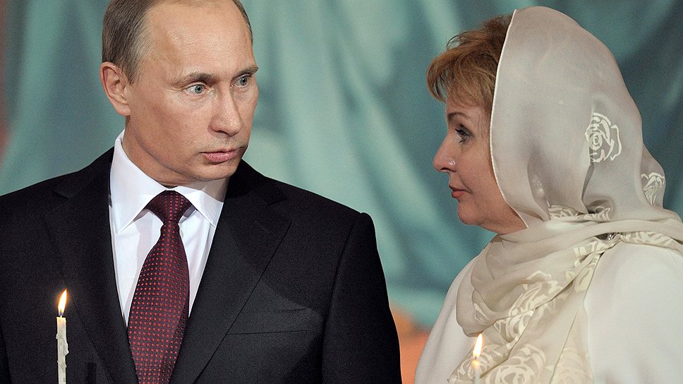 Владимир Путин с супругой Людмилой во время праздничного пасхального богослужения в храме Христа Спасителя, 2011 год 