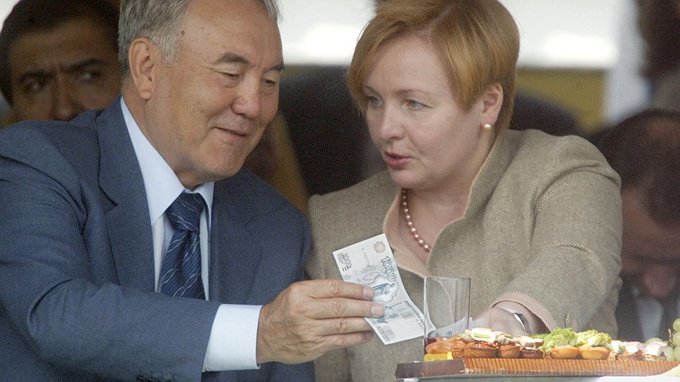 Президент Казахстана Нурсултан Назарбаев и Людмила Путина делают ставки во время проведения первых "Скачек на приз президента России" на Центральном Московском ипподроме. 2004 год 