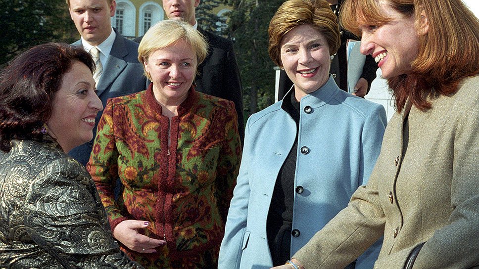 Слева направо: супруга президента Армении Белла Кочарян, Людмила Путина, супруга президента США Лора Буш и супруга президента Болгарии Зорка Пырванова в Кремле. 2003 год 