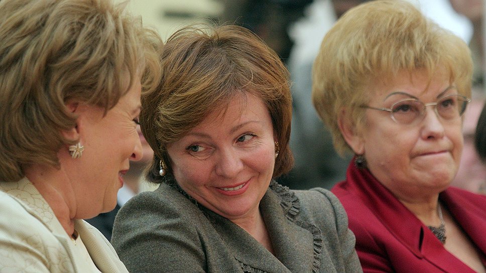 Слева направо: губернатор Санкт-Петербурга Валентина Матвиенко, Людмила Путина и ректор Санкт-Петербургского государственного университета Людмила Вербицкая на церемонии открытия финального тура II фестиваля русской речи "Русское слово". 2006 год 