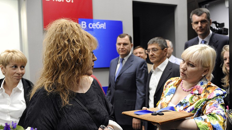 Глава фонда "Справедливая помощь" Елизавета Глинка (доктор Лиза) (слева), певица Алла Пугачева (в центре) и Михаил Прохоров (справа) 