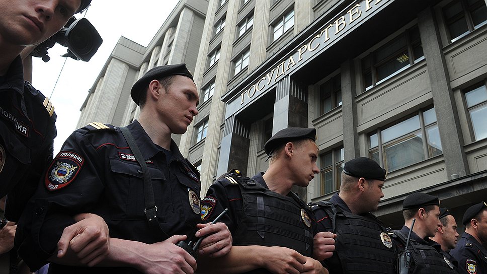 Стражи правопорядка у здания Госдумы 