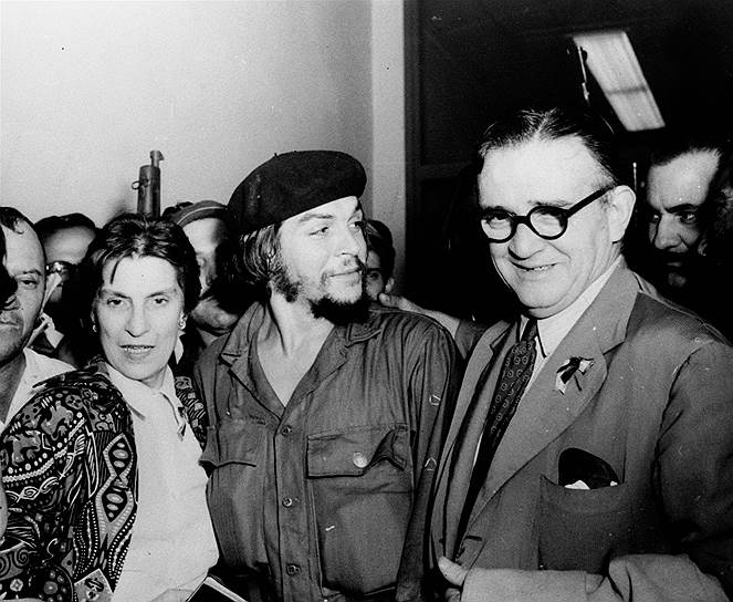 1 января 1959 г. партизанская борьба завершилась победой революционеров и свержением диктатора Фульхенсио Батисты. После этого Че Гевара получил кубинское гражданство. В 1959-1961 годах он участвовал в подготовке аграрной реформы, возглавлял Национальный банк Кубы и совершил ряд дипломатических поездок по миру с целью установить сотрудничество между Кубой и другими государствами На фото: Эрнесто Че Гевара с родителями в международном аэропорту Гаваны в 1959 году