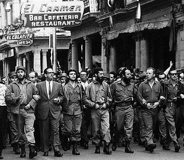 5 марта 1960 года. Кубинские руководители, включая Фиделя Кастро (крайний слева) и Эрнесто Че Гевара (третий слева), прошли во главе похоронной процессии жертв взрыва в Гаване