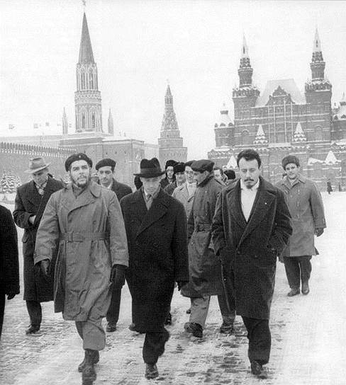 Визит Че Гевары в Москву, 1964 год. В качестве министра революционного правительства Че Гевара часто посещал "братские" страны. Ведя переговоры об оказании поддержки, экономическом и военном сотрудничестве, он пришел к неожиданному выводу и выступил с обвинительной речью против неинтернационалистической политики социалистических стран. Он упрекал их в навязывании беднейшим странам условий товарообмена, подобных тем, какие диктует империализм на мировом рынке, а также в отказе от безусловной поддержки, военной в том числе, в отказе от борьбы за национальное освобождение