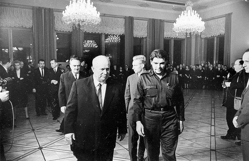 В 1963 году Эрнесто Че Гевара посетил СССР и выступил на банкете в Кремле. Речь его была жесткой: "Неужели, Никита Сергеевич, так, как мы сегодня, питаются все советские люди? В СССР начальники получают все больше и больше, у лидеров нет никаких обязательств перед массами. Происходит кощунственное шельмование заслуг и личности Сталина. Хрущевско-брежневская группа погрязла в бюрократизме и номенклатурном марксизме, лицемерит о базе США в Гуантанамо, даже согласна с американской оккупацией этого кубинского района"