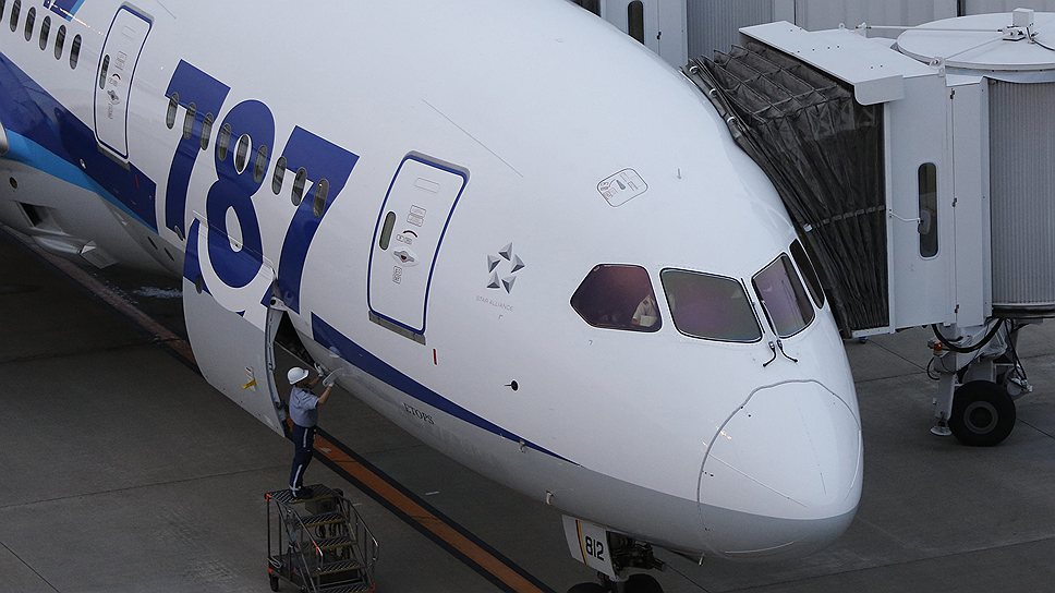 Половина элементов фюзеляжа Boeing 787 Dreamliner изготовлены из композитных материалов на основе углерода. В результате он стал легче и прочнее, чем обычный лайнер с алюминиевым фюзеляжем 