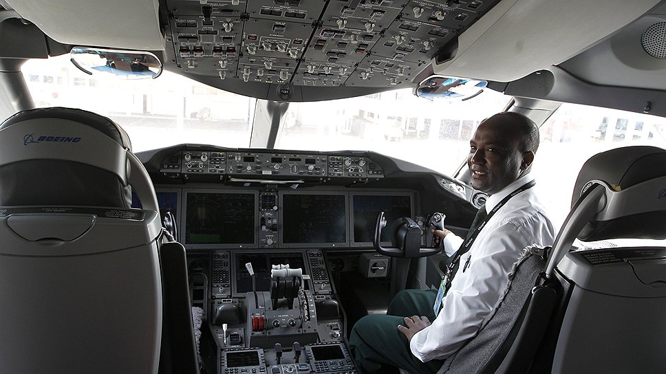 В кабине Boeing 787 перед пилотами смонтированы проекционные индикаторы. В систему управления входит «электронный план полёта» — два экрана (по одному для каждого пилота), на которые выводятся схемы руления, захода на посадку и карты местности 