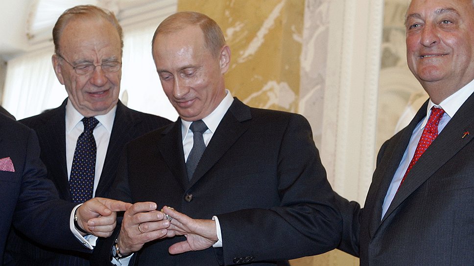 Слева направо: председатель и старший исполнительный директор группы компаний Craft Роберт Крафт, управляющий компании News Corporation Руперт Мердок, президент России Владимир Путин и председатель правления корпорации Citigroup Сэнфорд Уэйлл 