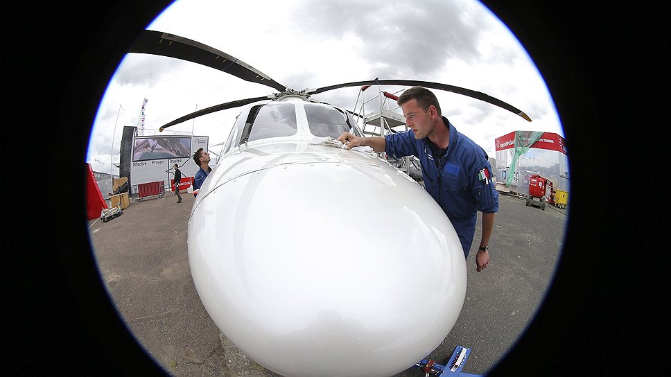Вертолет нового поколения AW169 на выставке в Париже 