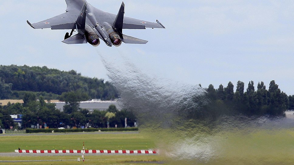 Су-35С проводит тренировочный полет в рамках подготовки к участию в «Ле-Бурже» 