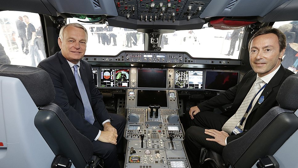 Премер-министр Франции Жан-Марк Эро (слева) и президент Airbus Фабрис Брежье (справа) в кабине самолета Airbus A350  