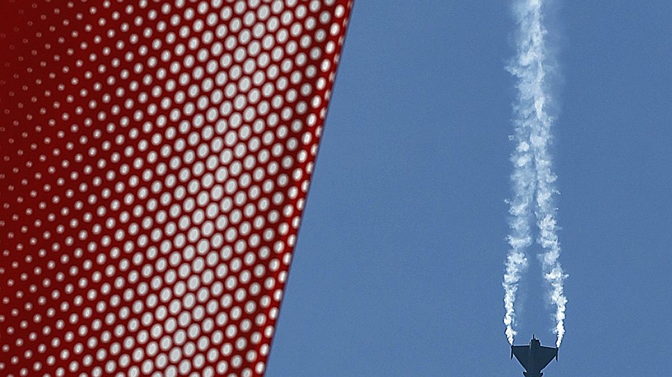 Французский многоцелевой истребитель Dassault Rafale совершает демонстрационный полет 