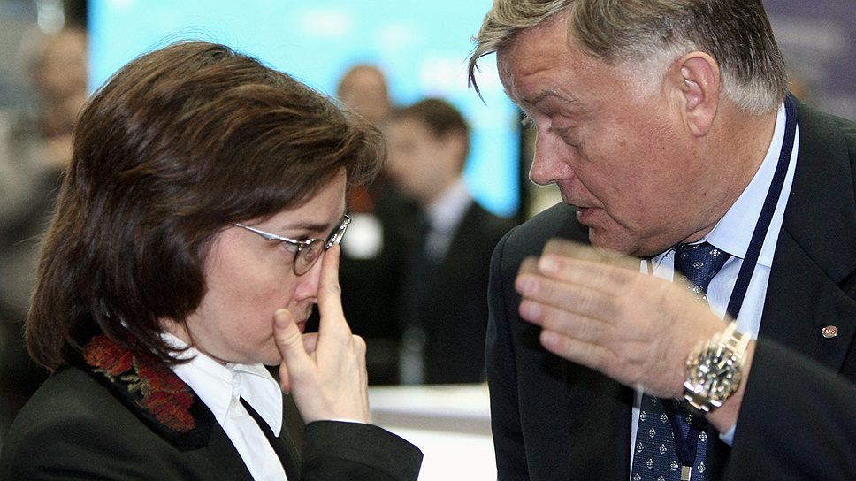 22.09.2008 Министр экономического развития России Эльвира Набиуллина и президент ОАО "Российские железные дороги" Владимир Якунин во время посещения выставки товаропроизводителей "Высокие технологии в регионы. Приграничное сотрудничество" 