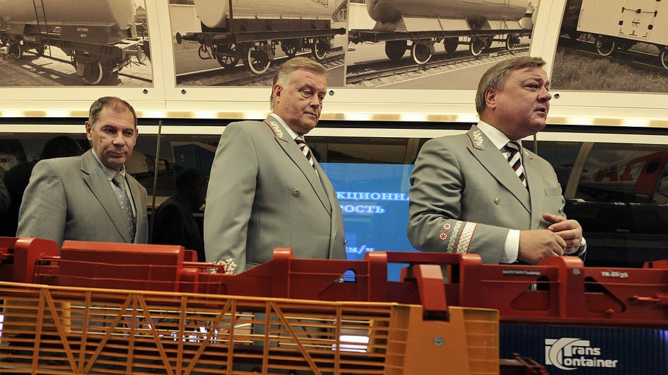 03.08.2011 Владимир Якунин (в центре) во время презентации поезда, являющегося передвижным выставочно-лекционным комплексом 