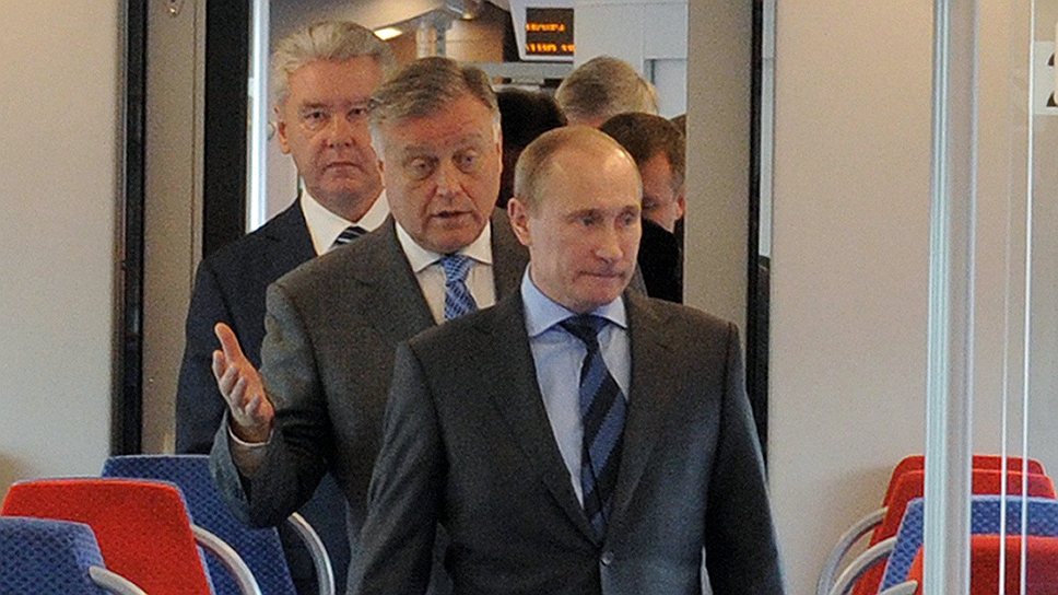 26.04.2012 Слева направо: мэр Москвы Сергей Собянин, президент ОАО "Российские железные дороги" Владимир Якунин и председатель правительства России Владимир Путин во время посещения центра научно-технического развития ОАО "РЖД", расположенного на Рижском вокзале 