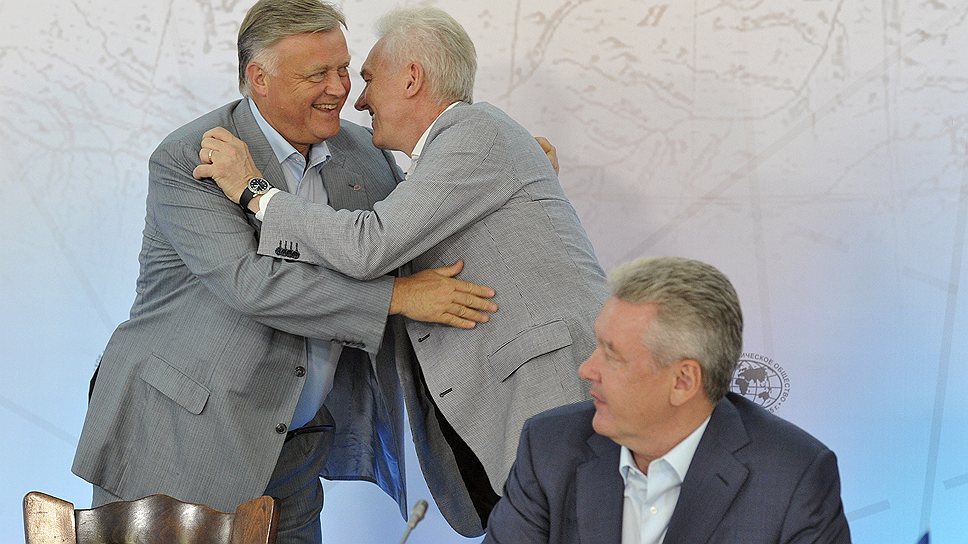 06.08.2012 Слева направо: президент ОАО "Российские железные дороги" Владимир Якунин, совладелец компании Gunvor Геннадий Тимченко и мэр Москвы Сергей Собянин перед началом заседания попечительского совета Русского географического общества на острове Валаам 