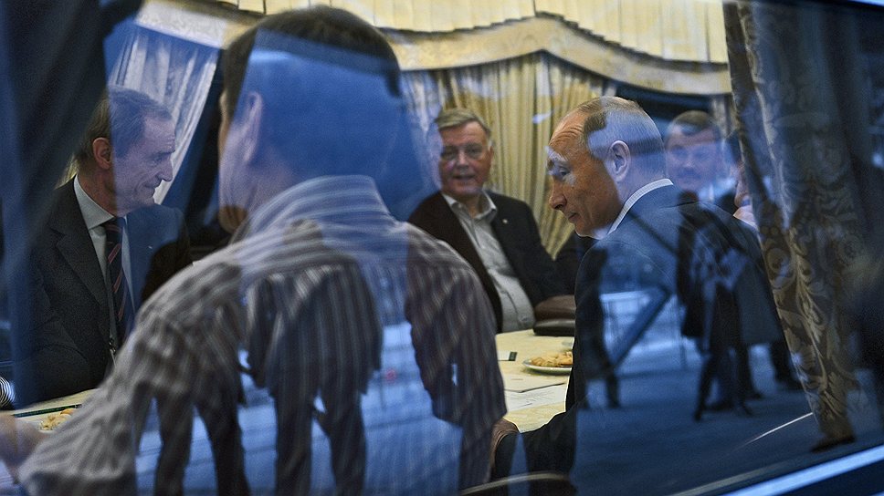 Владимир Якунин (в центре) и президент России Владимир Путин во время поездки на электропоезде в Красную поляну 