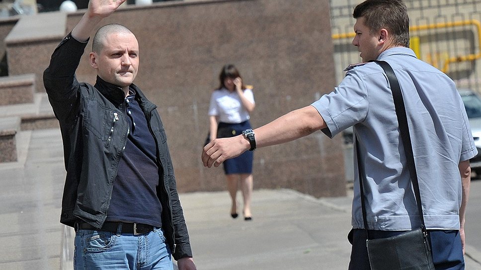 Сергей Удальцов (слева) у Следственного комитета России 