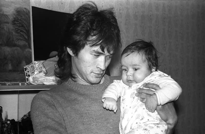 В 1985 году Виктор Цой женился на администраторе группы Марьяне, с которой познакомился за три года до этого на ее дне рождения. По воспоминаниям Марьяны, 19-летний Витя возмутил именинницу не характерной для его возраста уверенностью в себе. Марьяна в то время работала костюмером в Ленинградском государственном цирке, именно она обеспечила группе «Кино» уникальный концертный гардероб, состоявший из списанных цирковых костюмов. В 1985 году у Виктора и Марьяны родился сын Саша (на фото). Пара рассталась (но так и не развелась официально) в 1989 году, когда Цой познакомил Марьяну со своей новой девушкой Натальей Разлоговой