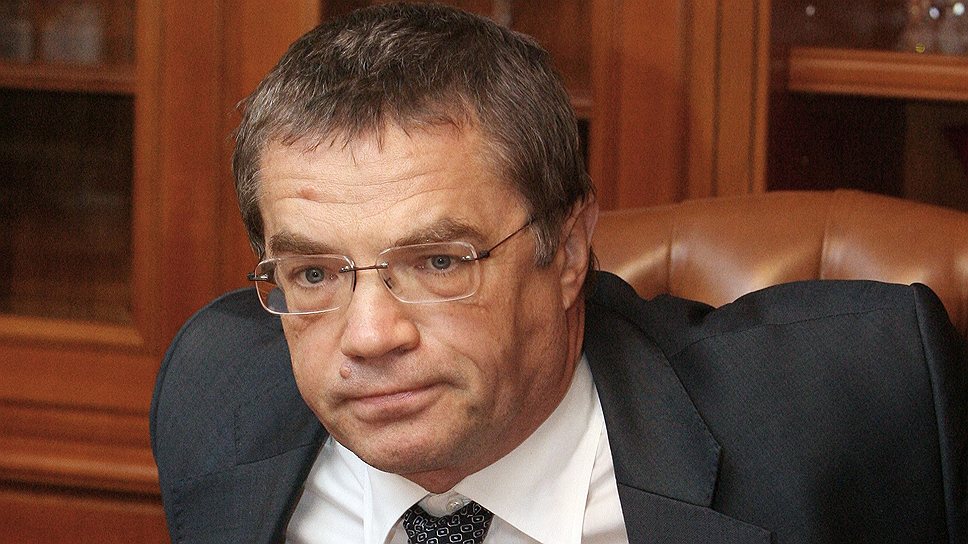 На хоккей в России ходят семьями, компаниями, ходят молодые люди, среднего возраста и пожилые, а также представительницы лучшей части человечества, и никто никаких проблем не испытывает 