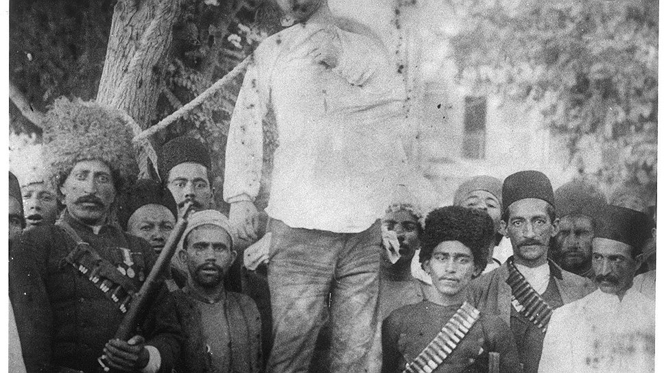 1917 год. Казнь в Иране. В Иране и Афганистане смертная казнь применяется до сих пор. В XX веке некоторые руководители этих государств были приговорены к высшей мере наказания, в том числе афганский президент Мохаммад Наджибулла был повешен талибами («Талибан» — террористическое движение, запрещенное в РФ) в 1996 году на автокране
