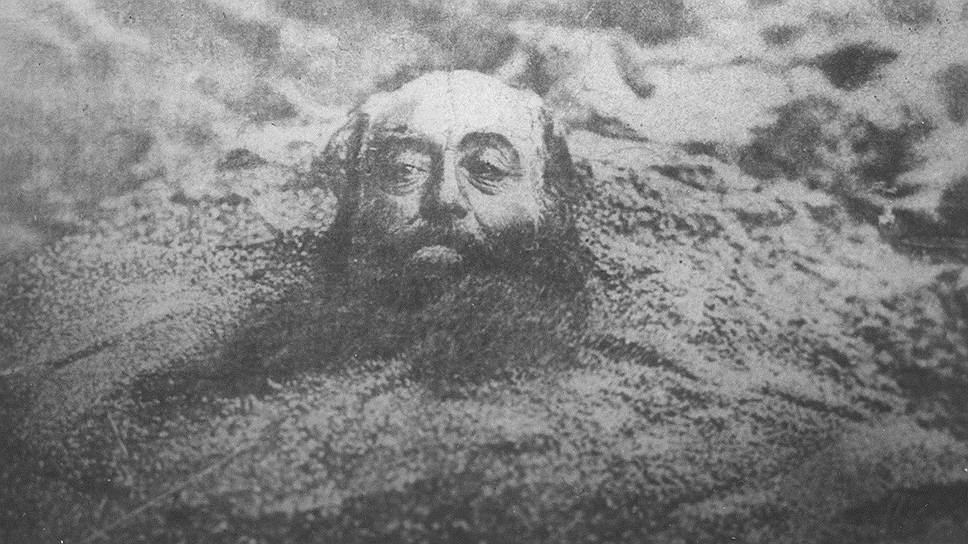 1900 год. Казнь через закапывание. В России применялась в XVII веке, в частности, к женщинам-мужеубийцам. Их закапывали по горло, иногда по грудь, прохожим запрещалось подходить и помогать чем-либо. Смерть наступала через три-четыре дня. Хотя указ 1689 года отменил такую меру, заменив отсечением головы, практика погребения заживо продолжала применяться и в XVIII век