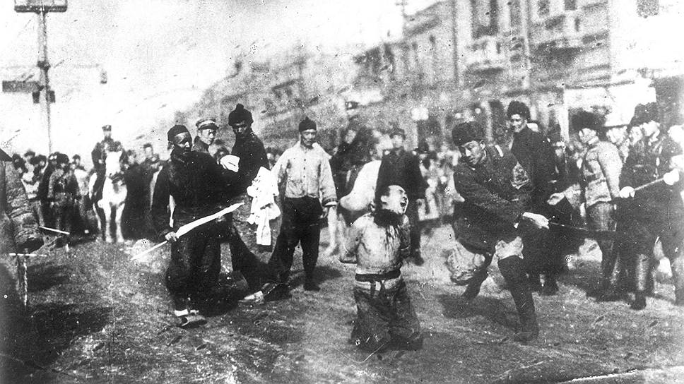 1920 год. Казнь в Шанхае. В Китае до сих пор широко применяется массовый расстрел. Такой мере подвергаются содержатели публичных домов, осужденные за взяточничество чиновники. При Мао Цзэдуне часто отсекали голову. При императорах использовался такой вид смертной казни, как «смерть от тысячи порезов»