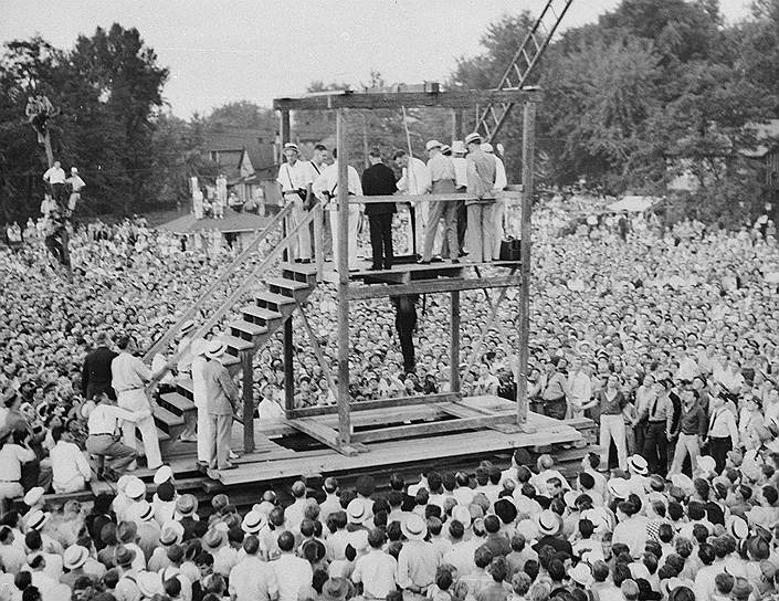Фото 1936 года. В Сингапуре существует смертная казнь за отдельные преступления против государства, пиратство, мятеж в вооруженных силах, убийство, похищение человека, торговлю оружием, контрабанду наркотиков и торговлю ими. Смертный приговор приводится в исполнение только утром в пятницу и через повешение. В июле 2023 года впервые за 20 лет была казнена женщина, осужденная за перевозку наркотиков