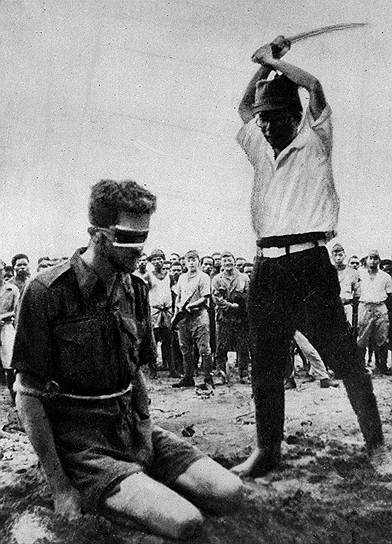 1945 год. Казнь солдата союзных войск во время Второй мировой войны японским солдатом. На сегодняшний день в Японии высшая мера наказания осуществляется через повешение. В числе последних известных случаев — казнь участников секты «Аум Синрикё» в июле 2016 года, в 2022-м был приведен в исполнение смертный приговор Томохиро Като, который в 2008 году устроил резню в центральном районе Токио. В судебной практике Японии смертная казнь, как правило, применяется в случаях убийства нескольких человек