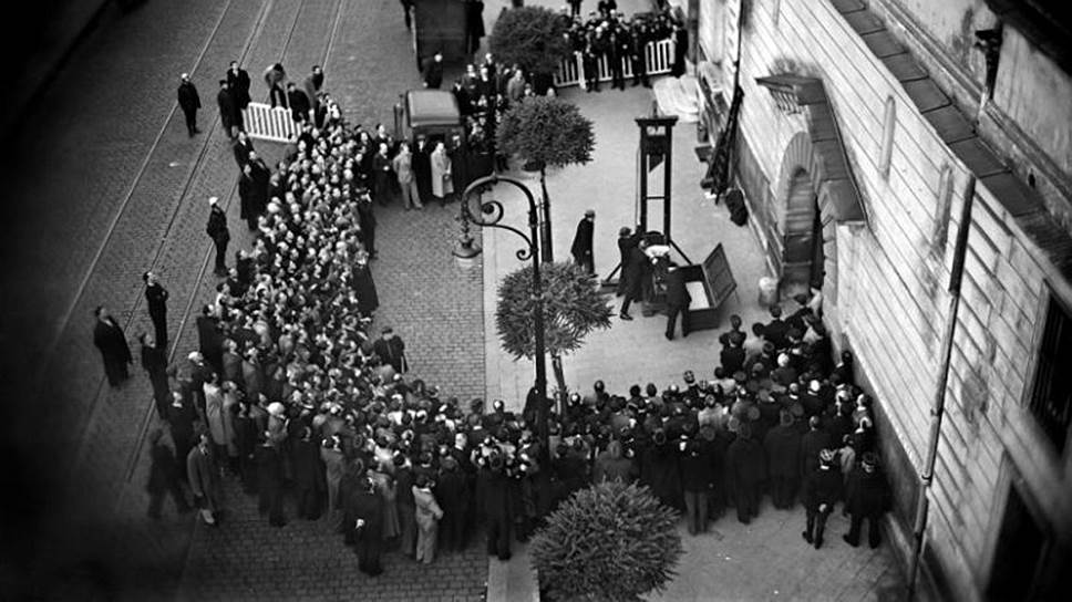 1939 год. Во Франции на площади у тюрьмы Сен-Пьер в Версале с помощью гильотины был казнен серийный убийца Эжен Вейдман. Исполнение приговора было запечатлено на камеру, что вызвало скандал с прессой, а позднее — запрет на проведение во Франции публичных казней