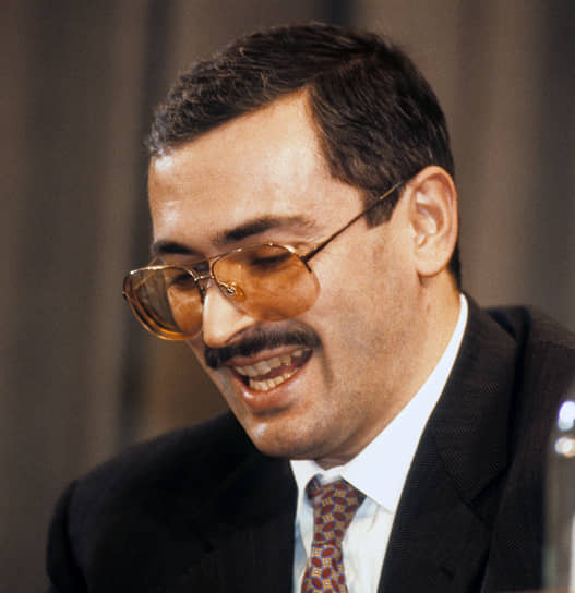 1997 год. Михаил Ходорковский (объявлен иностранным агентом) стал совладельцем нефтяной компании ЮКОС. На тот момент она была второй по величине нефтяной компанией в России, а по запасам нефти — первой