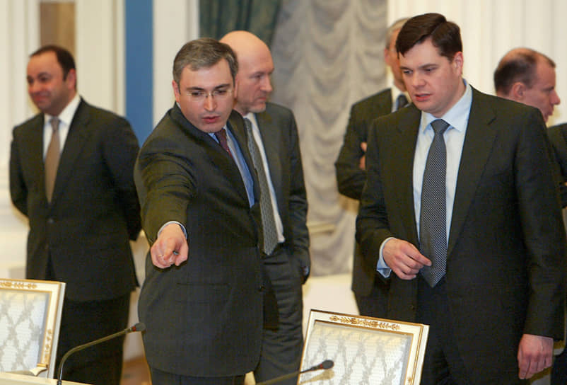 2003 год, февраль. На встрече представителей крупного бизнеса с президентом Владимиром Путиным Михаил Ходорковский (объявлен иноагентом) обвинил в коррупции госкомпанию «Роснефть», приведя в пример покупку небольшой нефтяной компании «Северная нефть» за баснословную по тем временам сумму $600 млн. В ответ Владимир Путин напомнил, что ЮКОС имел проблемы с налогами (хотя и не уточнил какие), и поинтересовался, как нефтяная компания получила «сверхзапасы»