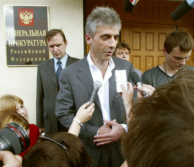 2004 год. Ряд сотрудников ЮКОСа были обвинены еще и в организации нескольких убийств. Так, например, работник службы безопасности ЮКОСа Алексей Пичугин, по версии прокуратуры, организовал убийство мэра Нефтеюганска Владимира Петухова в 1998 году — по прямому указанию председателя правления ЮКОСа Леонида Невзлина (на фото, объявлен иноагентом)