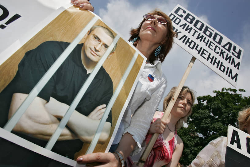 Еще до вынесения приговора по первому уголовному «делу ЮКОСа» Михаил Ходорковский (объявлен иноагентом) подал иск в ЕСПЧ. ЕСПЧ, рассматривая этот иск в мае 2011 года, признал, что были нарушены отдельные права Михаила Ходорковского (объявлен иноагентом), однако отказался признавать само дело политически мотивированным