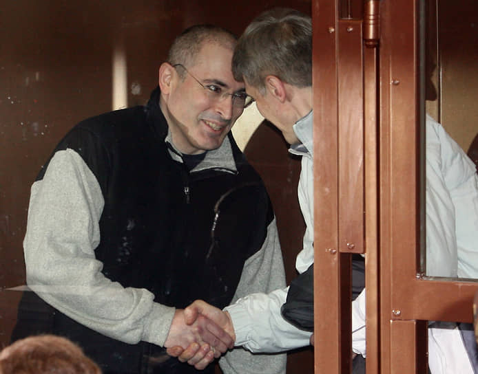 2011 год, май. Михаил Ходорковский (объявлен иноагентом) и Платон Лебедев подали в Преображенский районный суд Москвы ходатайства об УДО, так как вмененные им статьи предусматривают такую возможность после отбытия половины срока лишения свободы, а из назначенных 13 лет они на тот момент отбыли более 7,5 года