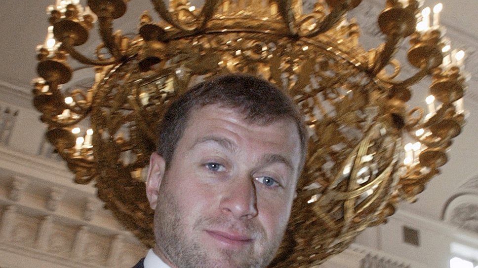 Роман Абрамович проработал губернатором Чукотки 8 лет, и за это время успел продать свои пакеты акций "Сибнефти", "Русала" и "Аэрофлота" и стать крупнейшим акционером металлургической компании "Евраз" и футбольного клуба "Челси" 