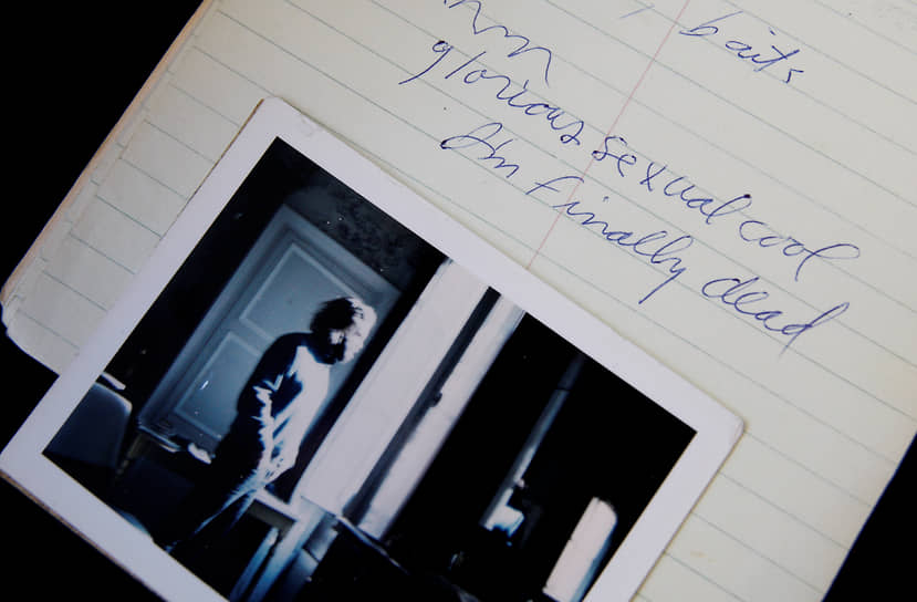 3 июля 1971 года лидер и вокалист группы The Doors Джим Моррисон умер. Причина его смерти до сих пор неизвестна. Существует множество версий, среди которых: героиновая передозировка в мужском туалете парижского клуба Rock-n-Roll Circus или в соседнем кабаре Alcazar (версия Джерри Хопкинса и Дэнни Шугермана), самоубийство, инсценировка самоубийства службами ФБР, которые тогда вели активную борьбу с участниками движения хиппи и прочее