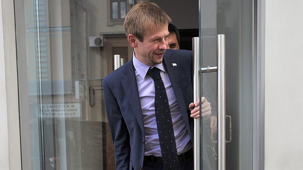 Вступив в должность мэра Ярославля, Евгений Урлашов полностью сменил старую управленческую команду. Теперь вместе с Урлашовым его окружение подозревают в систематическом вымогательстве 