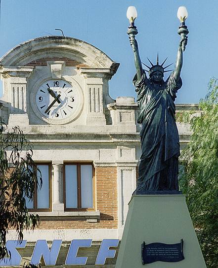 Больше всего копий статуи Свободы можно обнаружить во Франции На фото: статуя Свободы у здания вокзала в городе Перпиньян на юге Франции