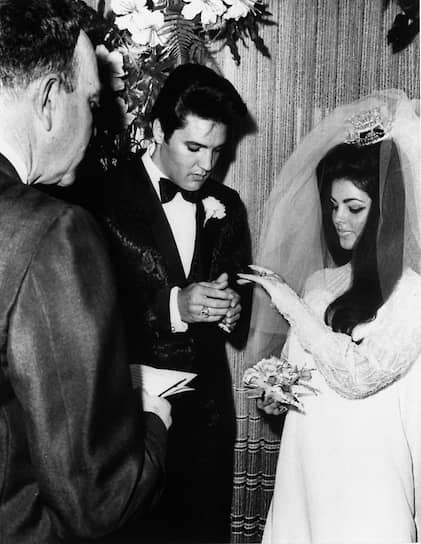 1 мая 1967 года Элвис Пресли женился на Присцилле Булье. Первое время Пресли получал удовольствие от семейной жизни, однако вскоре после рождения в феврале 1968 года дочери Лизы-Марии, он стал отдаляться от жены и в конце концов вернулся к привычному ему холостяцкому образу жизни 