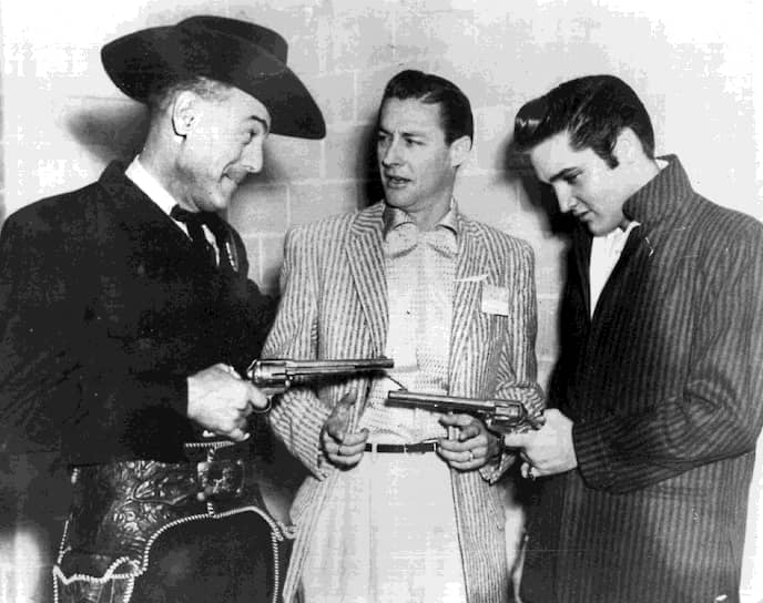 В 1954 году Элвис (справа) подписал контракт с Sun Studios и начал гастролировать по южным штатам. На первых концертах его продюсеры представляли певца публике: «Дамы и господа, вы никогда не видели этого молодого человека раньше, но в один прекрасный день вы сможете рассказать своим детям и внукам, что вы слышали, как создавалась музыкальная история» 