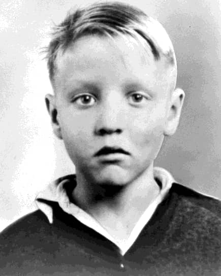 Элвис Пресли родился 8 января 1935 года в Тьюпело (штат Миссисипи) в малообеспеченной семье. В детстве пел в церковном хоре. В школьные годы научился играть на фортепиано и гитаре, увлекался кантри и блюзом 